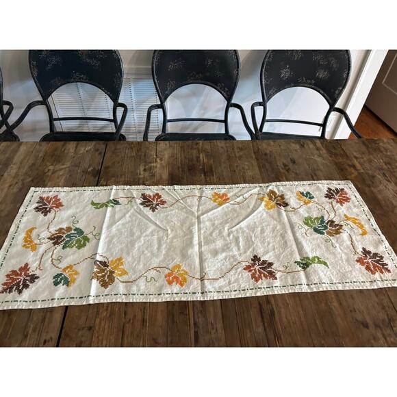 Vintage Embroidered Table Runner Fall Leaves - Picture 1 of 5